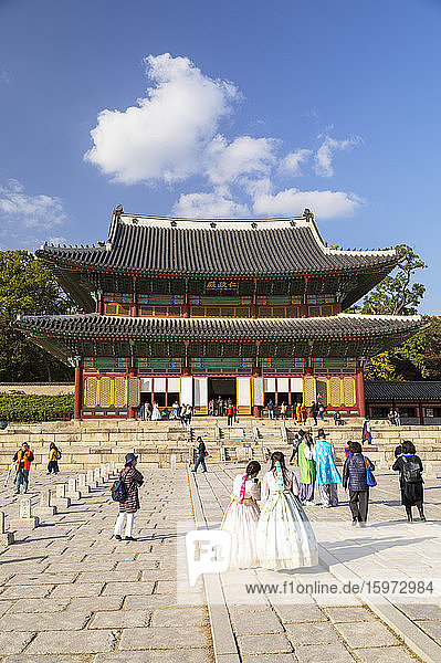 Touristen in traditioneller koreanischer Kleidung im Changdeokgung-Palast  UNESCO-Weltkulturerbe  Seoul  Südkorea  Asien