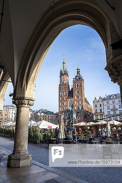 Marienbasilika auf dem Marktplatz  UNESCO-Weltkulturerbe  Krakau  Polen  Europa