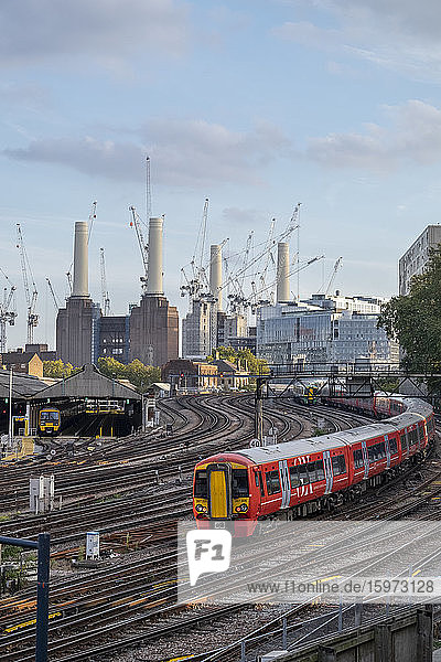 Passagierzug Gatwick Express in Richtung London Victoria Station  Battersea Power Station im Bau  London  England  Vereinigtes Königreich  Europa