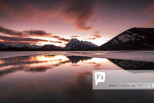Dramatischer Sonnenaufgang an den Vermilion Lakes in den kanadischen Rocky Mountains  Banff National Park  UNESCO-Weltkulturerbe  Alberta  Kanada  Nordamerika