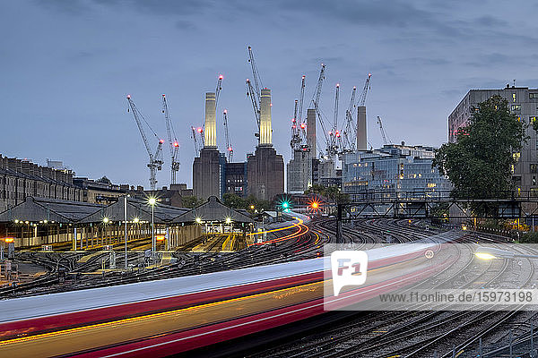 Lange Exposition von Personenzügen in Richtung Battersea Power Station  London  England  Vereinigtes Königreich  Europa