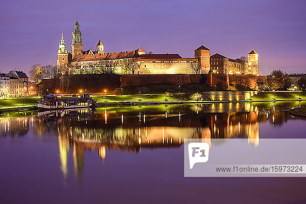 Schloss Wawel  UNESCO-Weltkulturerbe  spiegelt sich in der Weichsel  nachts  Krakau  Polen  Europa