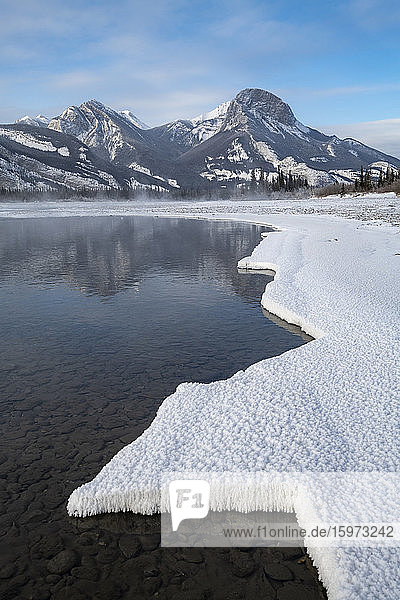Bow River im Winter mit Schneeformationen  Jasper  Kanadische Rocky Mountains  Alberta  Kanada  Nordamerika