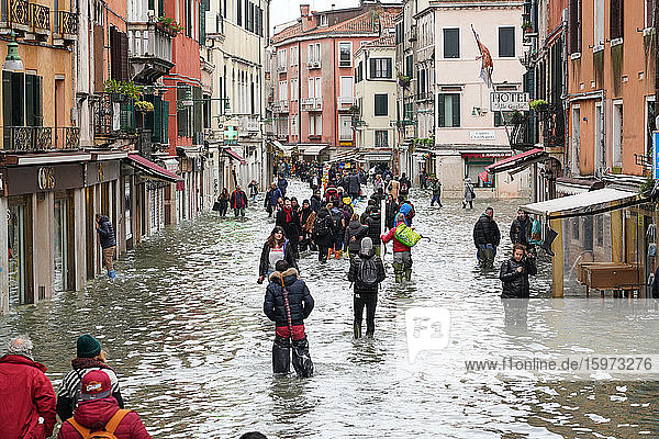 Hochwasser in Venedig im November 2019  Menschen zu Fuß im Rio Tera San Leonardo  Venedig  UNESCO-Weltkulturerbe  Venetien  Italien  Europa