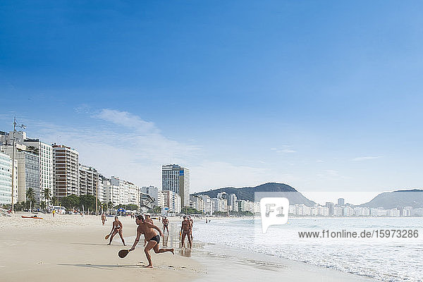 Einheimische spielen morgens Frescobol (Matkot) am Strand der Copacabana  Rio de Janeiro  Brasilien  Südamerika