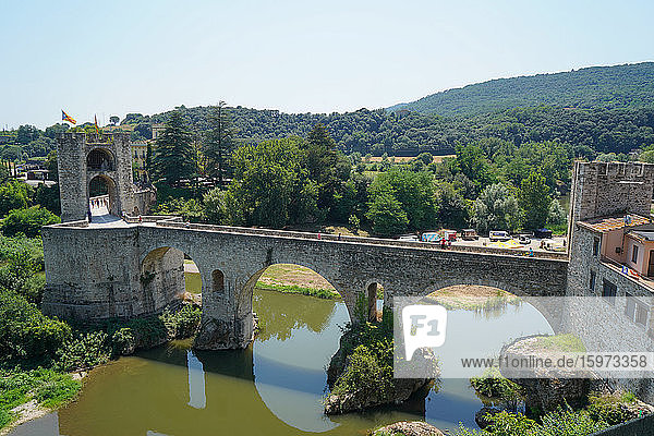 Die mittelalterliche Bogenbrücke von Besalu  Provinz Girona  Katalonien  Spanien  Europa