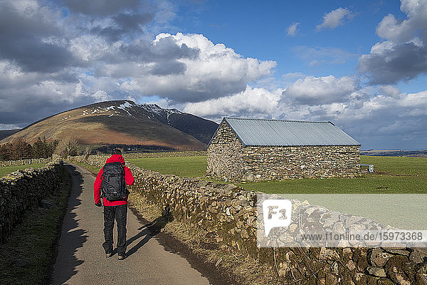 Wanderer auf der Straße nach Blencathra  Lake District National Park  UNESCO-Weltkulturerbe  Cumbria  England  Vereinigtes Königreich  Europa