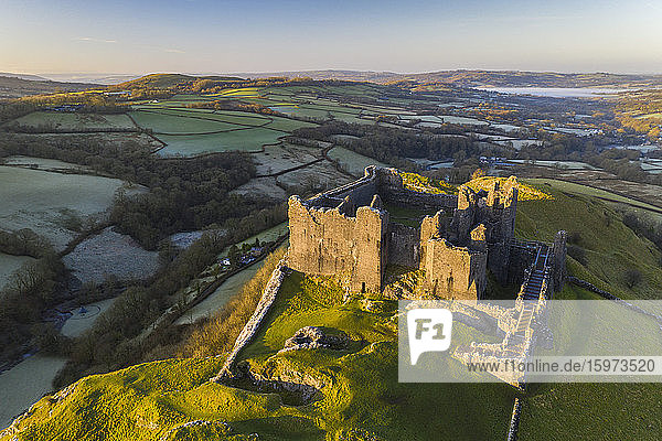 Luftaufnahme einer Drohne von Carreg Cennen Castle  Brecon Beacons National Park  Carmarthenshire  Wales  Vereinigtes Königreich  Europa