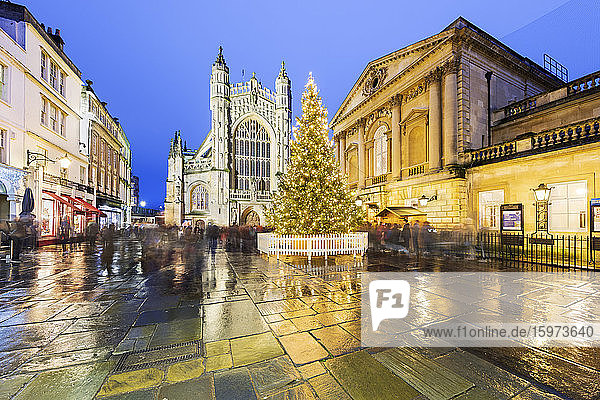 Weihnachtsbaum vor den römischen Bädern und der Bath Abbey  Bath  UNESCO-Weltkulturerbe  Somerset  England  Vereinigtes Königreich  Europa
