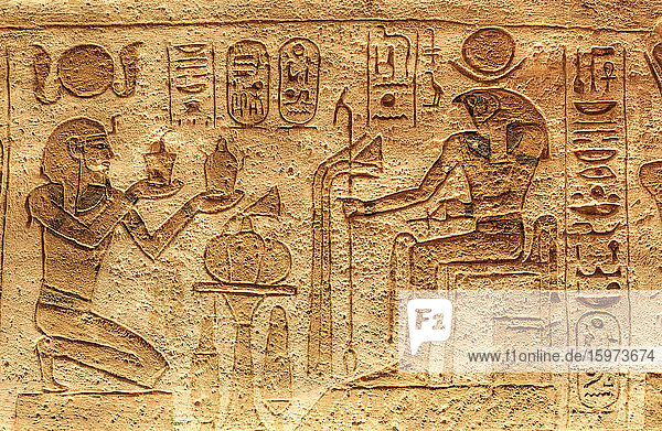 Ramses II. auf der linken Seite mit dem Gott Horus auf der rechten Seite sitzend  versunkenes Relief  Seitliche Kammer  Ramses II-Tempel  UNESCO-Weltkulturerbe  Abu Simbel  Nubien  Ägypten  Nordafrika  Afrika