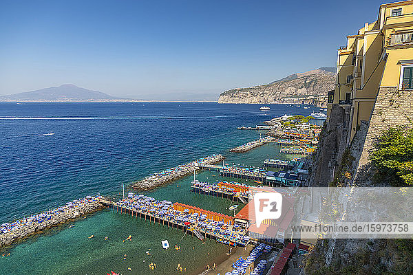 Blick auf den Strand von Leonelli  den öffentlichen Strand und den Vesuv  Sorrent  Kampanien  Italien  Europa