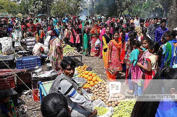 Adivasi-Dorfbewohner auf traditionellem ländlichen Dorffest zur Feier des Holi-Festes  Gujarat  Indien  Asien
