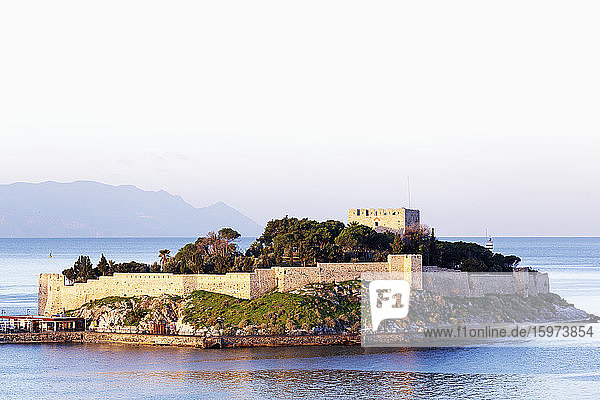 Die Festung aus byzantinischer Zeit auf Guvercin Ada (Taubeninsel) mit Blick auf das Ägäische Meer  im Hafen von Kusadasi  Türkei  Kleinasien  Eurasien