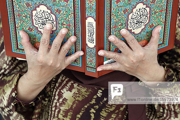 Muslimische Frau  die den Koran liest  Die nationale Moschee (Masjid Negara)  Kuala Lumpur  Malaysia  Südostasien  Asien