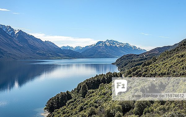 Blick auf See mit Bergen  Lake Wakatipu  Otago  Südinsel  Neuseeland  Ozeanien