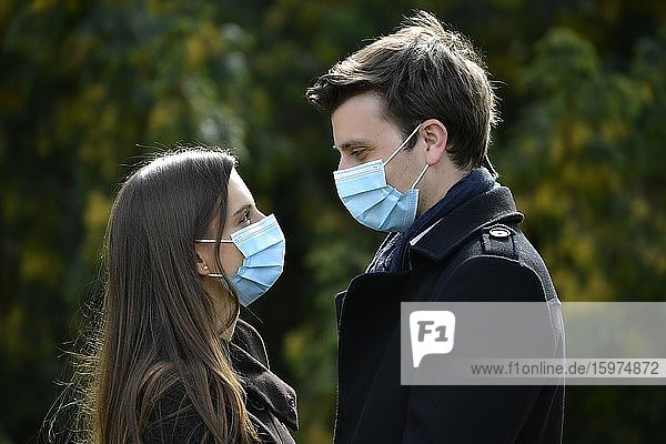 Junges Paar mit Mundschutzmaske  Face-to-face. Corona-Krise  Karlsruhe  Baden-Württemberg  Deutschland  Europa