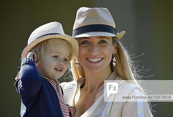 Mutter hält Sohn  19 Monate  auf Arm  beide tragen ähnlichen Hut  Stuttgart Baden-Württemberg  Deutschland  Europa