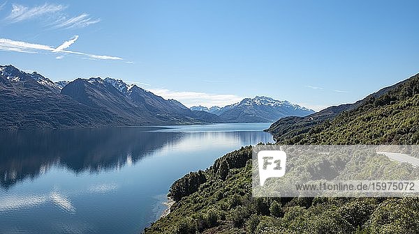 Blick auf See mit Bergen  Lake Wakatipu  Otago  Südinsel  Neuseeland  Ozeanien