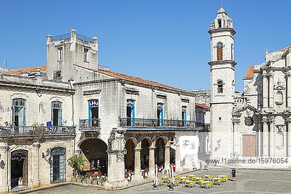 Plaza de la Catedral mit seinen restaurierten Adelsresidenzen und dem Glockenturm der Kathedrale  Habana Vieja  Havanna  Kuba  Mittelamerika