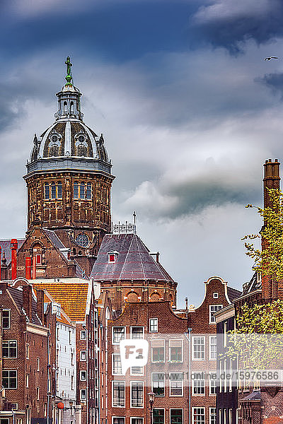 Niederlande  Nordholland  Amsterdam  Alte Stadthäuser vor der Basilika St. Nikolaus