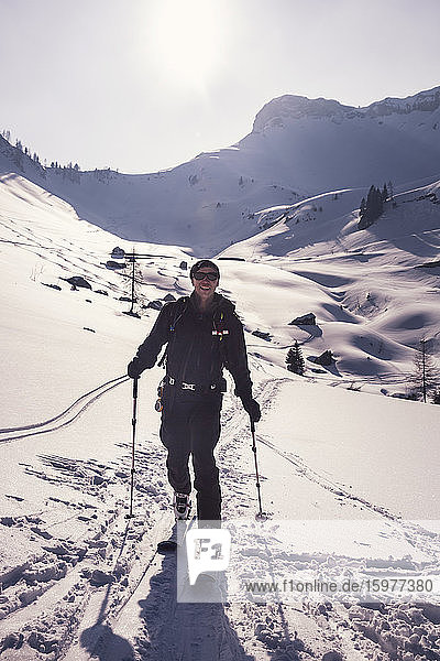 Mann in voller Länge beim Skifahren auf einem verschneiten Berg in Achenkirch  Tirol  Österreich  an einem sonnigen Tag