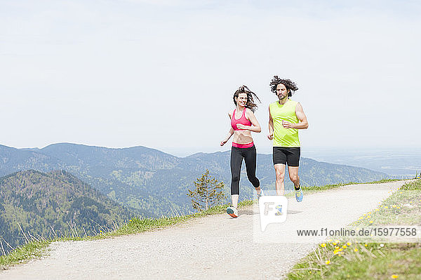 Paar joggt zusammen  Wallberg  Bayern  Deutschland