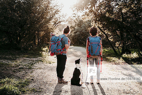 Ehepaar mit Hund auf einer Wanderung