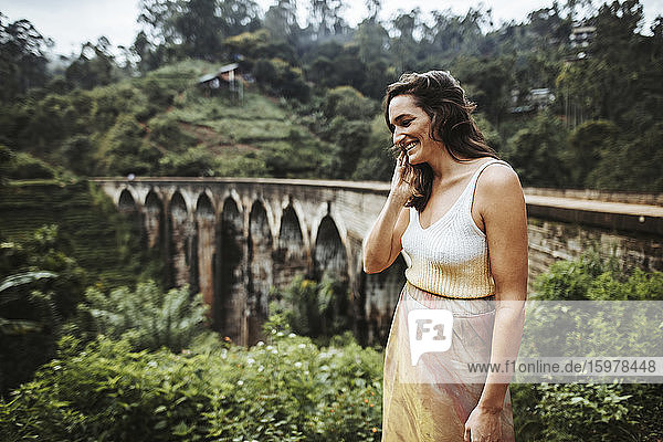 Sri Lanka  Provinz Uva  Demodara  Porträt einer erwachsenen Frau  die vor der Nine Arch Bridge steht