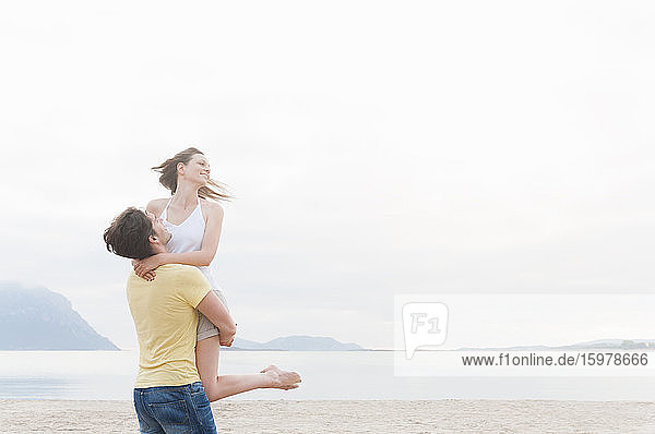 Glückliches Paar am Strand  Sardinien  Italien