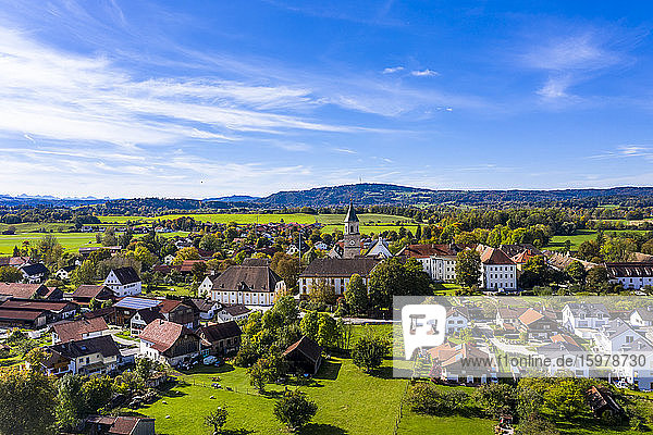 Deutschland  Bayern  Polling  Blick aus dem Hubschrauber auf ein ländliches Dorf im Frühling