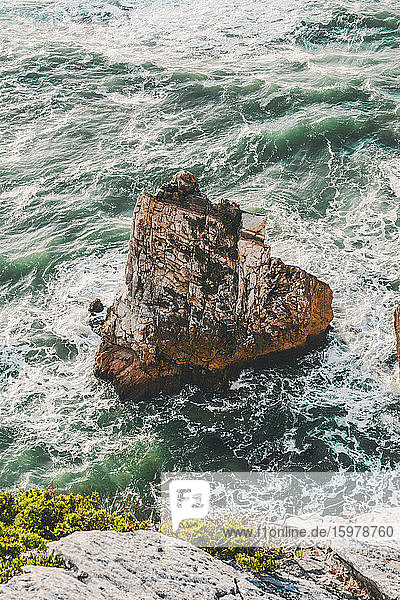Hochformatige Ansicht einer Felsformation im Meer  Praia da Ursa  Lisboa  Portugal