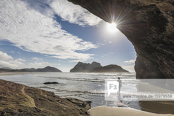 Neuseeland  Südinsel  Tasman  Tourist in Höhle am Wharariki Beach