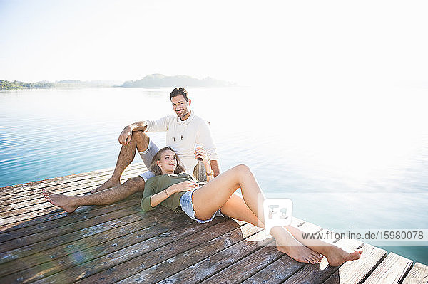 Junges Paar entspannt sich auf dem Bootssteg