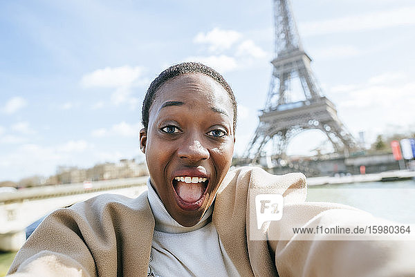 Schockierte Frau  die ein Selfie mit dem Eiffelturm im Hintergrund macht  Paris  Frankreich