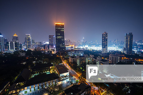 Thailand  Bangkok  Beleuchtete Stadt in der Innenstadt bei Nacht