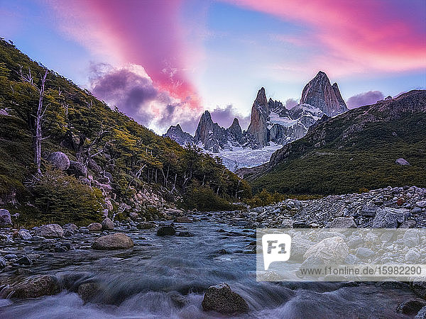 Argentinien  Klarer Alpenfluss in stimmungsvoller Abenddämmerung mit dem Berg Fitz Roy im Hintergrund