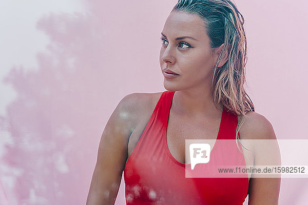 Porträt einer schönen Frau im roten Badeanzug