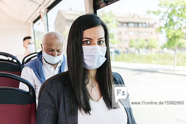 Porträt einer Frau mit Schutzmaske in einem öffentlichen Bus  Spanien