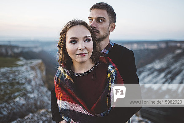 Ukraine  Krim  Junges Paar umarmt sich am Canyon