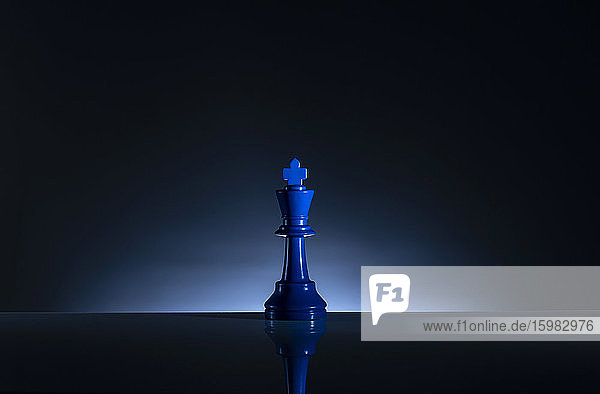 Studioaufnahme des blauen Schachkönigs
