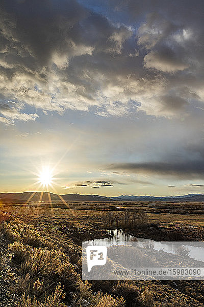 USA  Idaho  Picabo  Sonnenuntergang über Ebene und Gebirge
