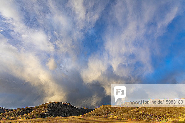 USA  Idaho  Picabo  Dramatischer Himmel über dem Gebirge
