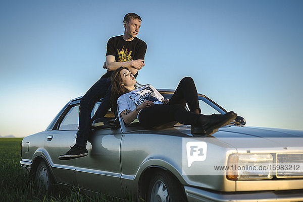 Ukraine  Krim  Ehepaar sitzt auf altmodischem Auto in ländlicher Umgebung