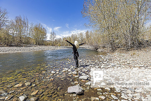 USA  Idaho  Bellevue  Ältere Frau am Flussufer