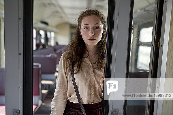 Russland  Nowosibirsk  Porträt einer jungen Frau im Zug