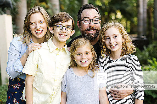 Porträt einer Familie mit Kindern (10-11  12-13  14-15)