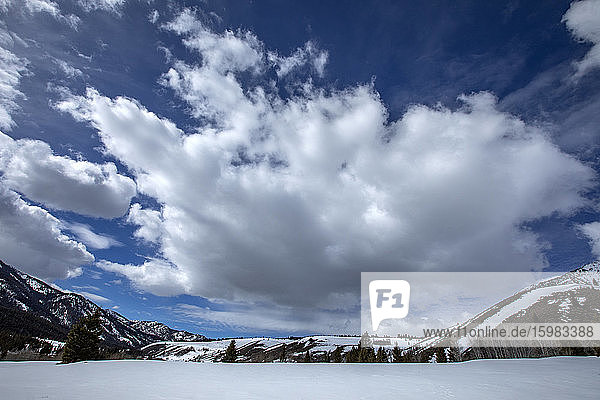 USA  Idaho  Sun Valley  Wolken über verschneiten Bergen