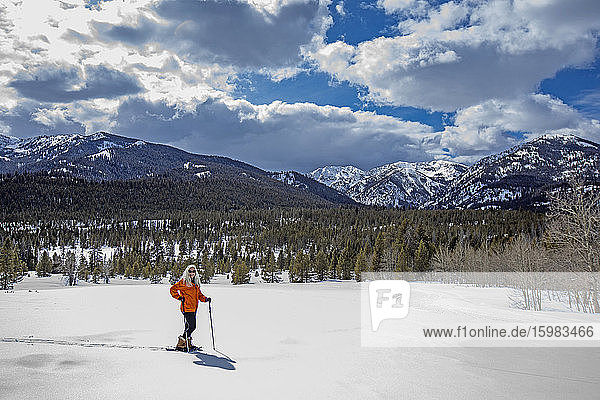 USA  Idaho  Sun Valley  Frau beim Schneeschuhwandern in Winterlandschaft
