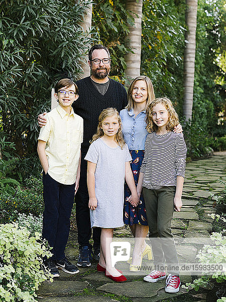 Porträt einer Familie mit Kindern (10-11  12-13  14-15)