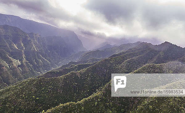 USA  Hawaii  Kauai  Na Pali  Luftaufnahme der mit Wald bedeckten Berge
